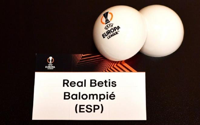 La bola del Betis en el sorteo de la Europa League (Foto: UEFA).