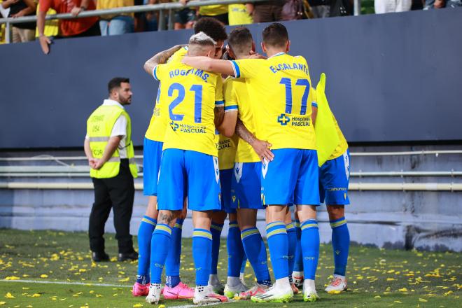 Los jugadores del Cádiz celebran un gol ante el Villarreal (Foto: Cristo García).