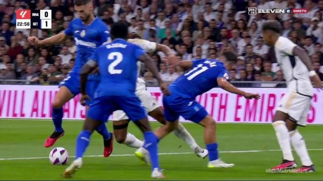 Jude Bellingham cae en el área azulona durante el Real Madrid-Getafe