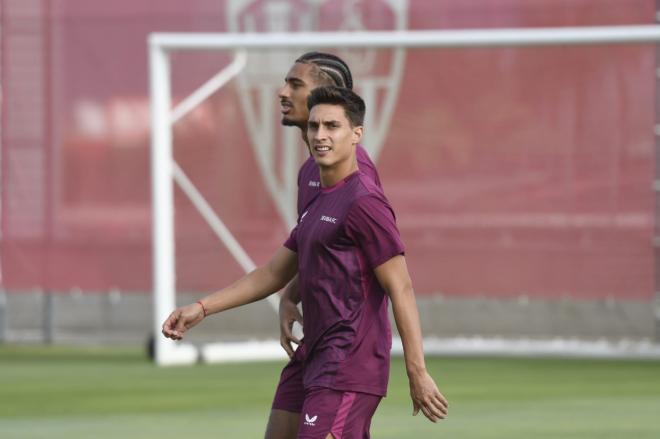 Gattoni, junto a Badé, en un entrenamiento del Sevilla (Foto: Kiko Hurtado).