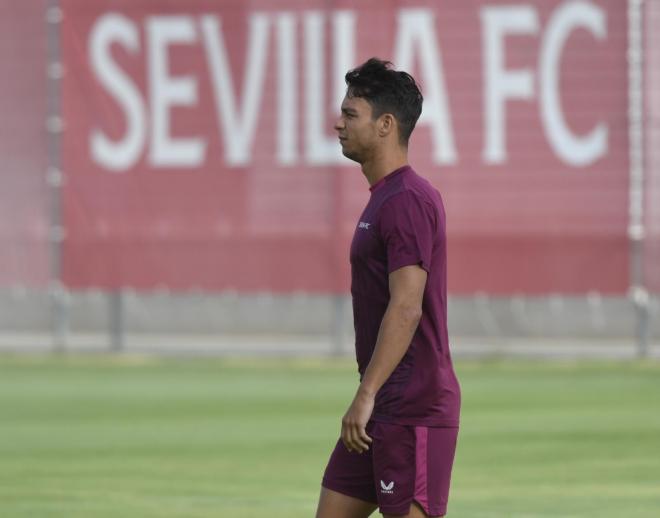 Óliver Torres, en un entrenamiento con el Sevilla FC (Foto: Kiko Hurtado).