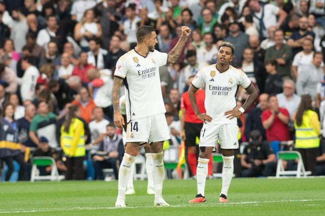 Joselu celebra un gol en el Bernabéu ante la mirada de Rodrygo (Foto: Cordon Press).