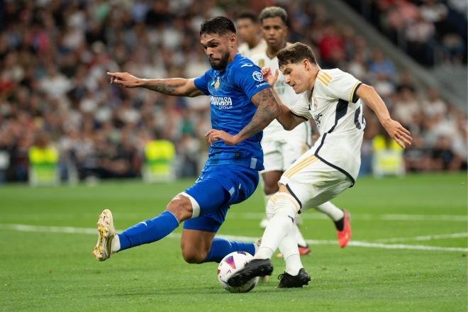 Fran García centra delante de Alderete en el Real Madrid-Getafe (Foto: Cordon Press).