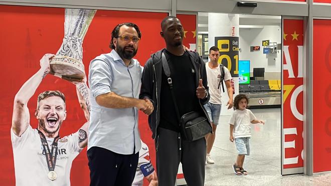 Soumaré, junto a Víctor Orta, a su llegada a Sevilla (Foto: Kiko Hurtado).