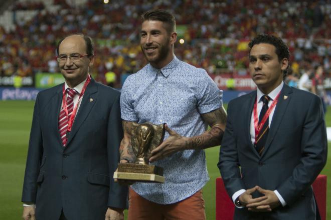 Sergio Ramos, junto a Castro y Del Nido Carrasco, en el homenaje del Sevilla en 2014 (Foto: Cordon Press)
