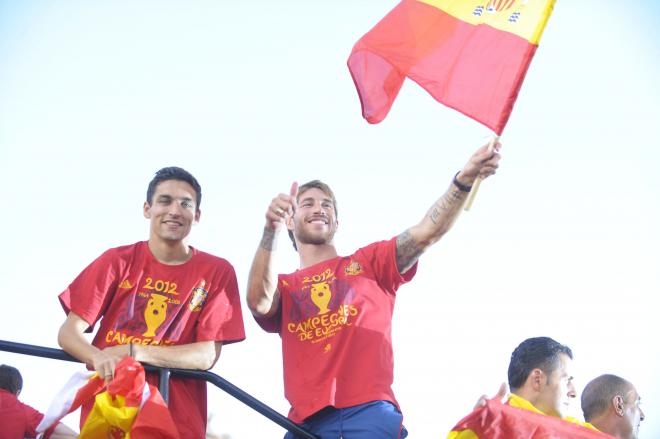 Sergio Ramos y Jesús Navas, celebrando la Eurocopa de 2012 (Foto: Cordon Press).