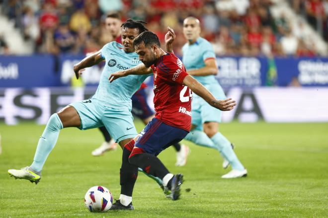 José Arnáiz dispara delante de Koundé en el Osasuna-Barcelona (Foto: CAO).
