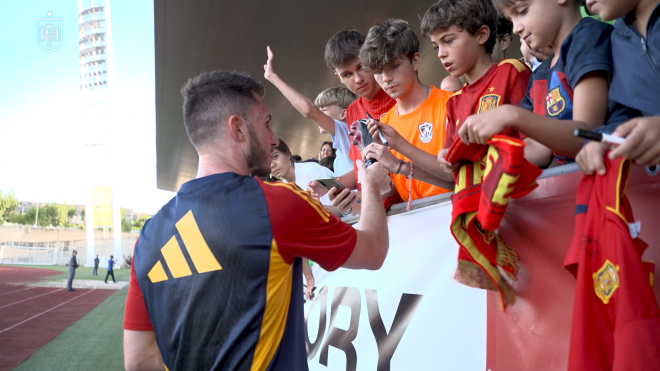 Laporte firmando a los jóvenes aficionados españoles.