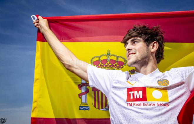 Javi Guerra levanta una bandera de España.