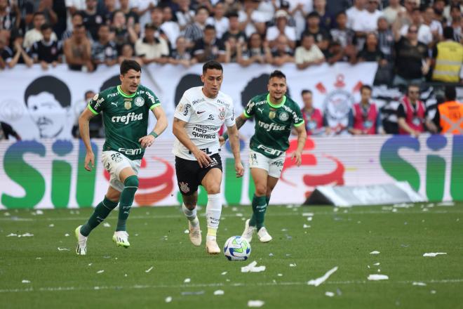 Palmeiras y Corinthians en el clásico paulista.