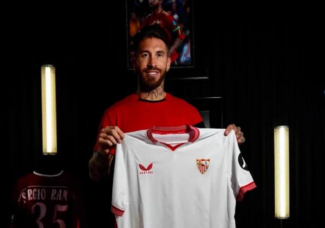 Sergio Ramos posa con la camiseta del Sevilla (Foto: SFC).