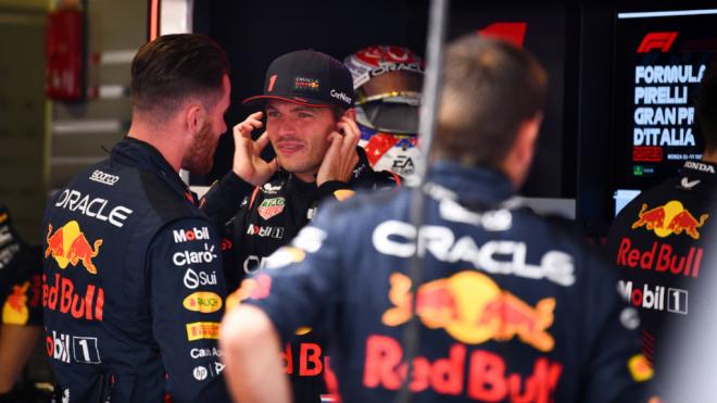 Verstappen, en el garaje de Red Bull durante el GP de Italia (Cordan Press)