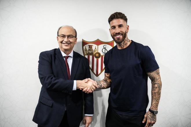 Sergio Ramos, tras firmar su contrato con el Sevilla FC (Foto: SFC).