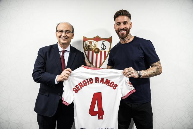 Sergio Ramos, tras firmar su contrato con el Sevilla FC (Foto: SFC).