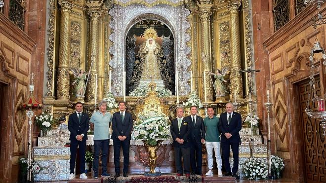 Imagen de la última ofrenda floral (foto: Kiko Hurtado).