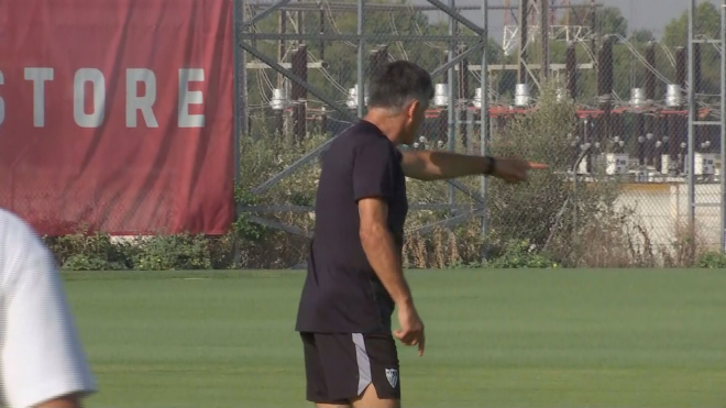 Mendilibar dando órdenes en el entrenamiento del Sevilla.