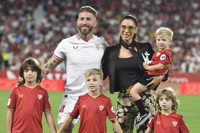 Sergio Ramos con Pilar Rubio y sus hijos en la presentación con el Sevilla.