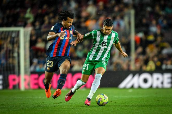 Ayoze y Koundé en el último Barcelona - Betis (Foto: Cordon Press)