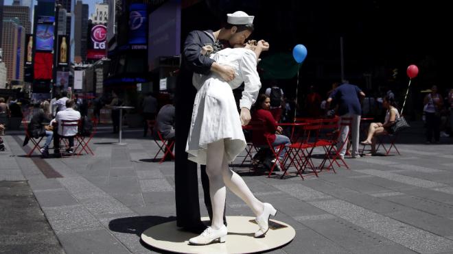 Representación del beso de Times Square de Afred Eisenstaedt.