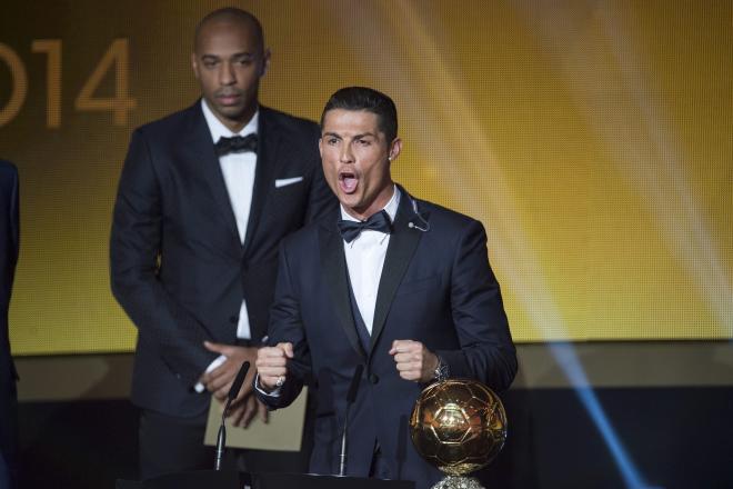 Cristiano Ronaldo celebra su tercer Balón de Oro en 2014 (Foto: Cordon Press).
