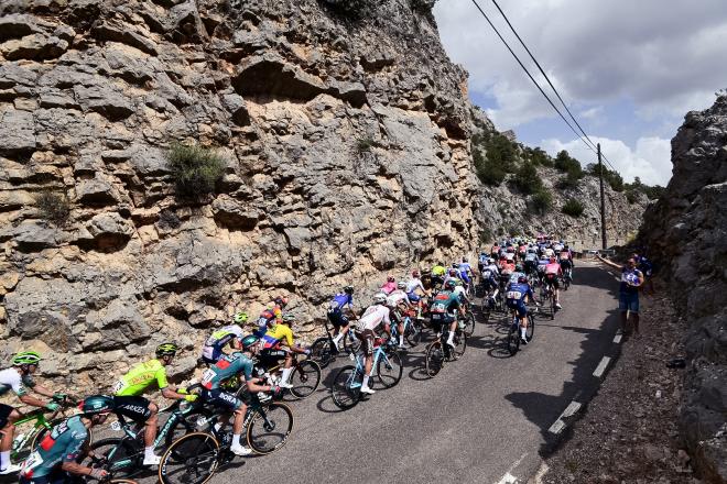 El pelotón sube un puerto en La Vuelta a España. (Redes Sociales)