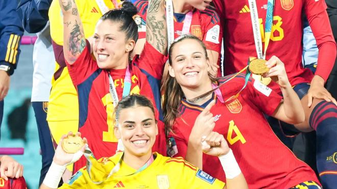 Jenni Hermoso, Laia Codina y Misa Rodríguez, posan con la medalla de campeonas del mundo (Cordon P