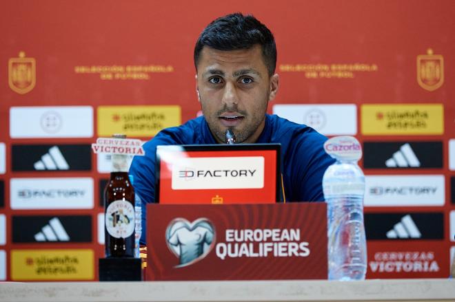 Rodri, en rueda de prensa con la selección (Foto: SeFutbol).