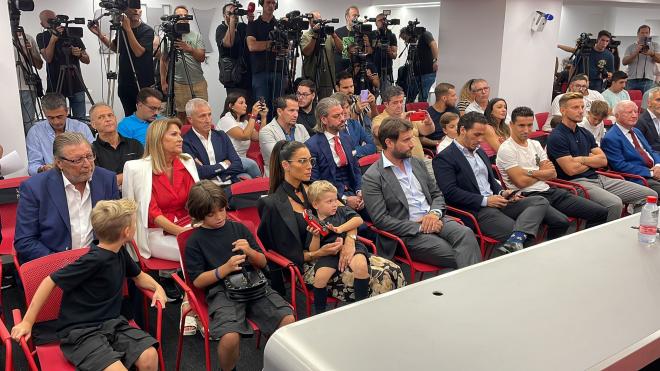 La familia de Sergio Ramos, con René en el centro, en su presentación (Foto: Kiko Hurtado).