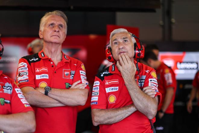 Paolo Ciabatti y Davide Tardozzi, de Ducati, en el GP de San Marino (Cordon Press).