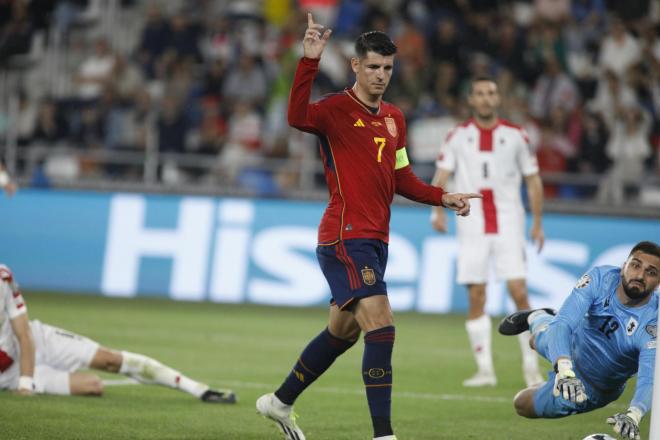 Álvaro Morata celebra uno de sus goles ante Georgia (Foto: EFE).