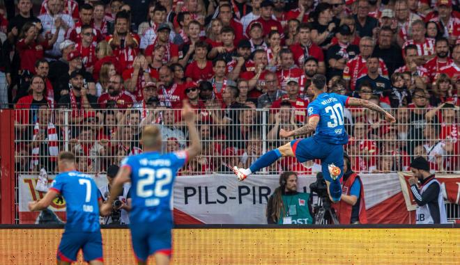 Benjamin Sesko celebra su primer gol con el RB Leipzig (Foto: Cordon Press).