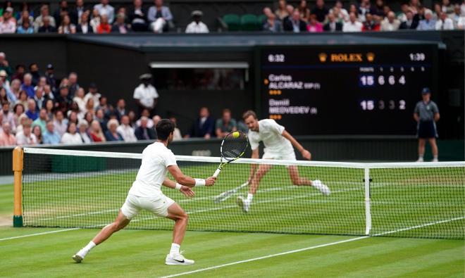 Alcaraz y Medvedev en su duelo en Wimbledon (Foto: Cordon Press)