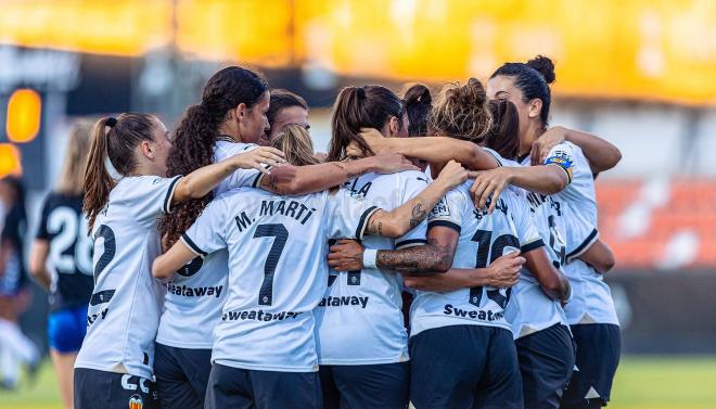 El VCF Femenino celebra su victoria ante el Zaragoza en el último partido de pretemporada (6-1).