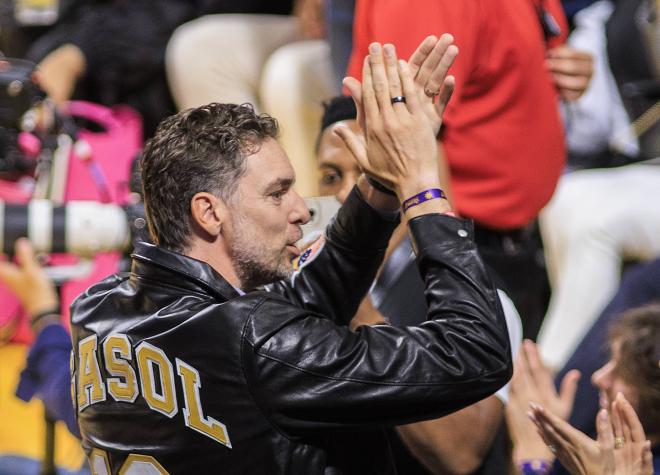 Gasol siendo ovacionado en el pabellón de los Lakers.