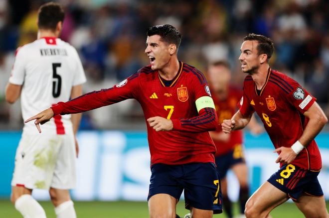 Álvaro Morata celebra uno de sus goles en el Georgia-España (Foto: @SeFutbol).