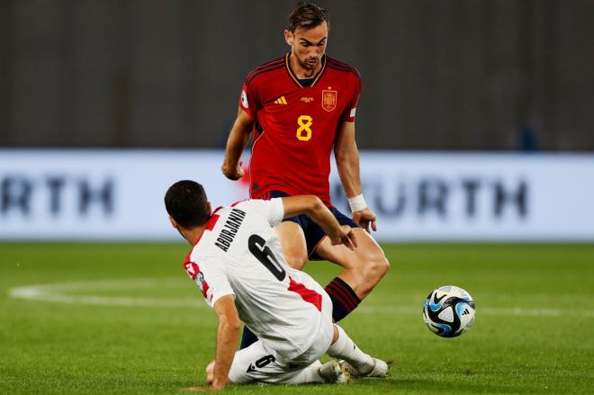 Fabián Ruiz pelea un balón en el Georgia-España (Foto: @SeFutbol).
