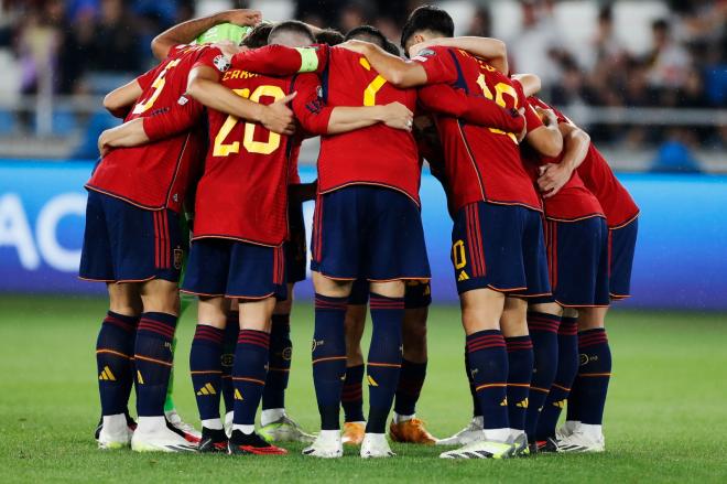 Piña de la selección antes del Georgia-España (Foto: @SeFutbol).