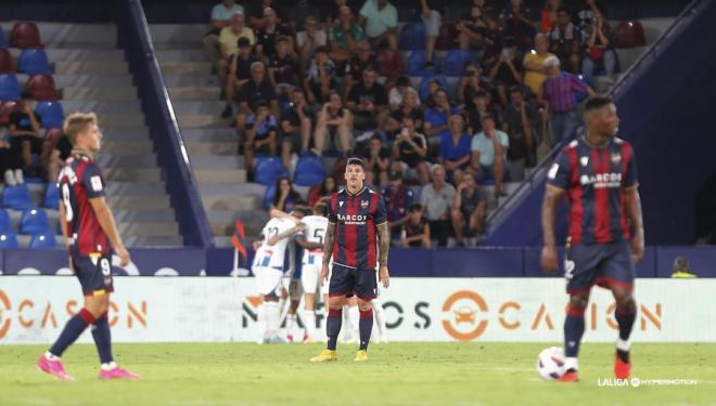El Levante de Calleja se lamenta tras un gol del Espanyol. (Foto: LaLiga)