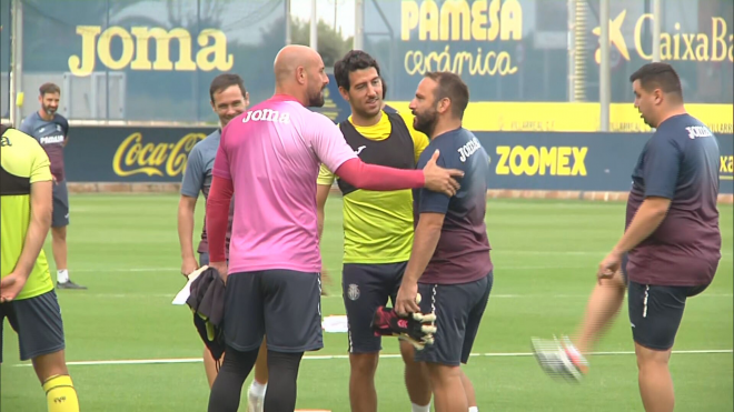 Pepe Reina y Dani Parejo, entre risas en el entreno del Villarreal.