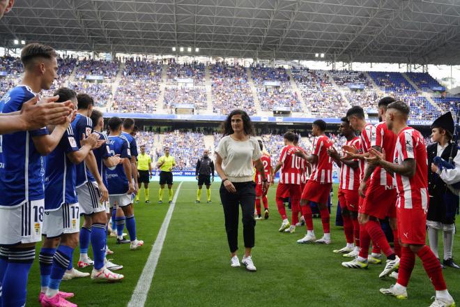 Montse Tomé, homenajeada por Oviedo y Sporting antes del derbi (Foto: EFE).