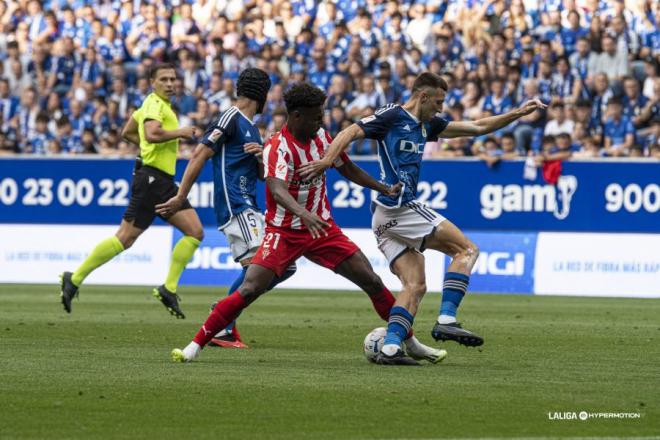 Hassan entre dos defensores del Real Oviedo en el derbi (Foto: LALIGA).