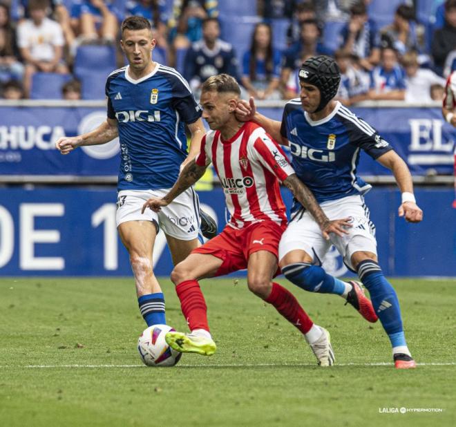 Lance del derbi entre Oviedo y Sporting (Foto: LALIGA).