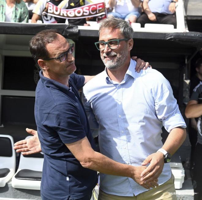 Saludo entre Joseba Etxeberria y otro ex del Athletic Club, Jon Pérez 'Bolo' en el Burgos - Eibar (Foto: LALIGA).