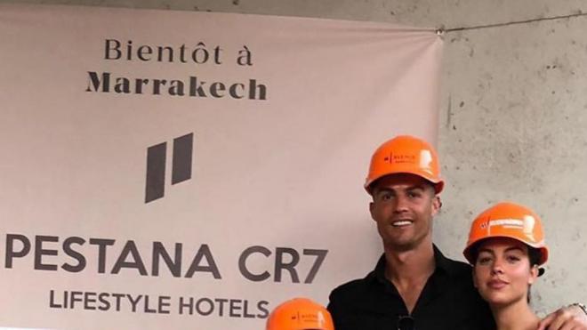 Cristiano Ronaldo y Georgina posan con la construción del hotel en Marrakech.