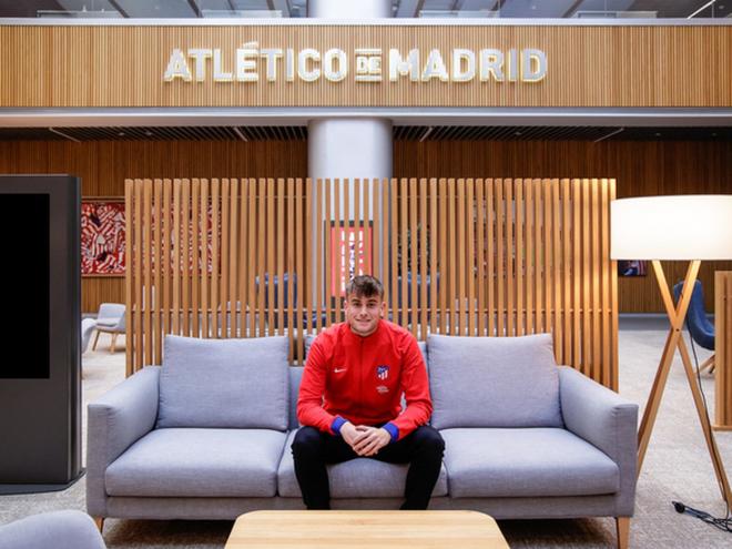 Ilias Kostis posa con los colores del Atlético de Madrid (Foto: ATM).