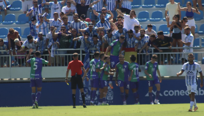Los jugadores del Málaga celebran un gol en el Estadio Balear junto a su afición. (Foto: MCF)