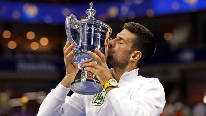 Djokovic, posando con el trofeo del US Open 2023 (Cordon Press)
