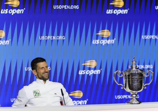 Djokovic en sala de prensa con el trofeo (Cordon Press)