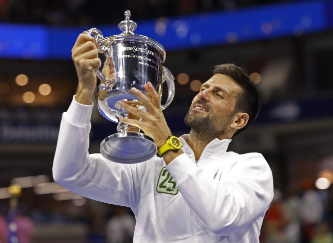 Djokovic posa con el trofeo de campeón del US Open. (Cordon Press)