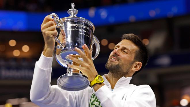 Djokovic, posando con el trofeo del US Open 2023 (Cordon Press).